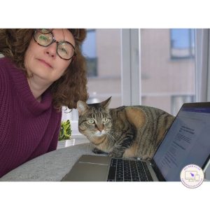Céline BLONDET de Celineb.click à Astaffort avec son chat devant l'ordinateur